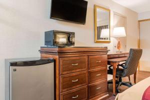King Room - Non-Smoking room in Econo Lodge Holland