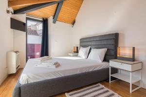 Bairro Alto Stunning Flat With Balcony by LovelyStay