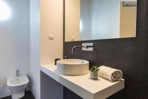 Bairro Alto Stunning Flat With Balcony by LovelyStay