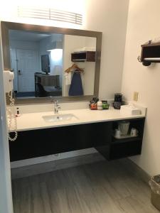 Deluxe King Room - Non-Smoking room in Baymont by Wyndham Anderson Clemson