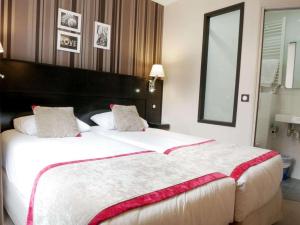 Two Adjacent Double Rooms (non communicating) room in Bonséjour Montmartre