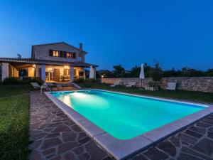 obrázek - Spacious Villa in Tinjan with Pool