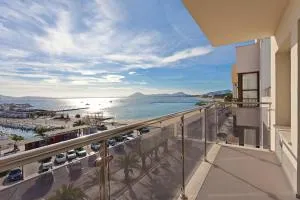 Penthouse Frontline Apartment Next to Beach - بوينسا