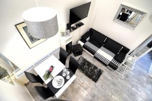 LEA APARTMENT - FREE PARKING in front for 2 cars