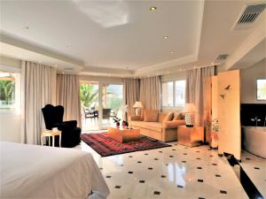 Luxury 4 Bedroom Suite with 2 Private Hot Tubs