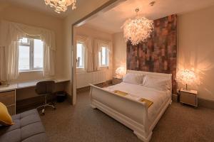 King Room with Sea View room in Waterfront Inn