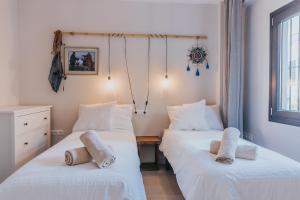 Malaga Beach House, 2 city bikes, 2 childrens bikes, WiFi, BIG terrace, BBQ, Family, Childfriendly