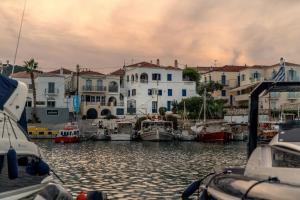 Porto Vecchio Luxury Suites Spetses Greece