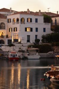 Porto Vecchio Luxury Suites Spetses Greece