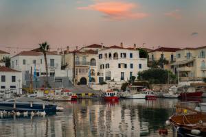 Porto Vecchio Luxury Suites Spetses Greece