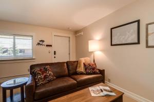Apartment room in Cozy Red Roost Residence - Essential Getaway!