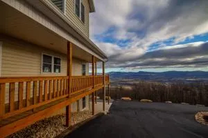 Shenandoah Manor - Pet friendly lodge with a hot tub and amazing views! - 纽马基特