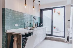 Malaga Beach House, 2 city bikes, 2 childrens bikes, WiFi, BIG terrace, BBQ, Family, Childfriendly