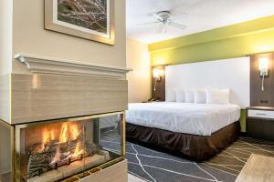 King Suite with Whirlpool and Sofa Bed - Non-Smoking room in Clarion Inn Willow River