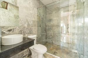 Phòng Deluxe Giường Đôi/2 Giường Đơn Nhìn Ra Hồ Bơi (Deluxe Double or Twin Room with Pool View)