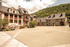 Maisons de vacances Les Granges Bergeries Chalets de LAS COSTES insolites en foret a Loudenvielle dans les HAUTES-PYRENEES 4X4 recommande l'hiver en mode aventure : photos des chambres