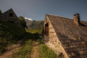 Maisons de vacances Les Granges Bergeries Chalets de LAS COSTES insolites en foret a Loudenvielle dans les HAUTES-PYRENEES 4X4 recommande l'hiver en mode aventure : photos des chambres