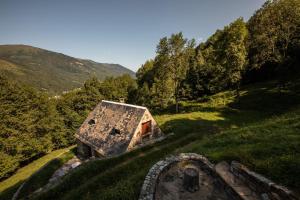 Maisons de vacances Les Granges Bergeries Chalets de LAS COSTES insolites en foret a Loudenvielle dans les HAUTES-PYRENEES 4X4 recommande l'hiver en mode aventure : photos des chambres