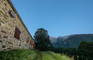 Maisons de vacances Les Granges Bergeries Chalets de LAS COSTES insolites en foret a Loudenvielle dans les HAUTES-PYRENEES 4X4 recommande l'hiver en mode aventure : photos des chambres