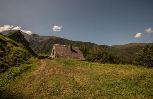 Maisons de vacances Les Granges Bergeries Chalets de LAS COSTES insolites en foret a Loudenvielle dans les HAUTES-PYRENEES 4X4 recommande l'hiver en mode aventure : photos des chambres