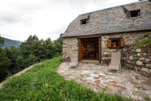 Maisons de vacances Les Granges Bergeries Chalets de LAS COSTES insolites en foret a Loudenvielle dans les HAUTES-PYRENEES 4X4 recommande l'hiver en mode aventure : photos des chambres