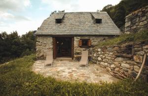 Maisons de vacances Les Granges Bergeries Chalets de LAS COSTES insolites en foret a Loudenvielle dans les HAUTES-PYRENEES 4X4 recommande l'hiver en mode aventure : photos des chambres