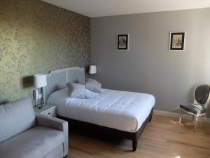 Hotels Auberge Du Grand Dauphin : Chambre Triple Confort