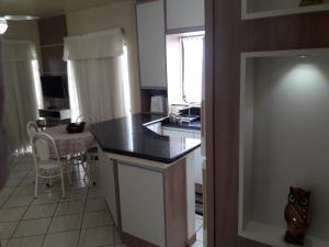 APTO 50M PRAIA NA AVENIDA - 6 PESSOAS, CHURRASQUEIRA, WIFI, SACADA, GARAGEM PARA VEICULOS PEQUENOS! - Residencial Roveda