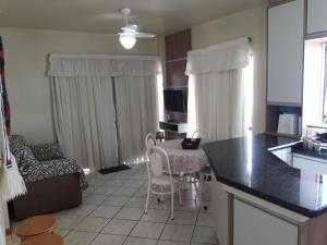 APTO 50M PRAIA NA AVENIDA - 6 PESSOAS, CHURRASQUEIRA, WIFI, SACADA, GARAGEM PARA VEICULOS PEQUENOS! - Residencial Roveda