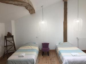 Sejours chez l'habitant Magnificent Renovated Farmhouse - 10 Min A7 - : photos des chambres