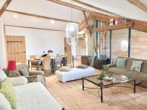 Sejours chez l'habitant Magnificent Renovated Farmhouse - 10 Min A7 - : photos des chambres