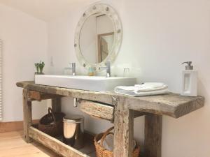 Sejours chez l'habitant Magnificent Renovated Farmhouse - 10 Min A7 - : photos des chambres