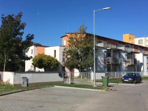 medencés önálló 4 fős 2 légterű, felszerelt földszinti apartman, terasszal, wi-fivel, 30 méterre a strandtól
