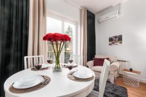 Nowy Świat Cozy Apartment Warsaw by Noclegi Renters