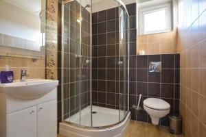 ApartamentyKudowa - Willa Pod Dębami z ogrodem i parkingiem,