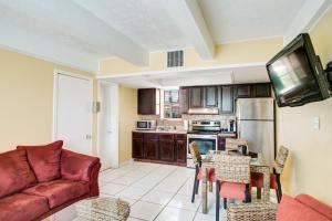 Family Suite room in Royal Inn Beach Hutchinson Island