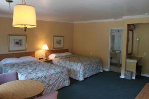 Queen Room with Two Queen Beds room in Villa Inn