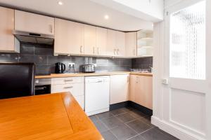 Gorgeous Town Centre Apt with Courtyard Garden