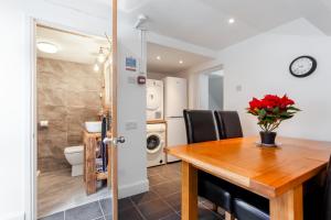 Gorgeous Town Centre Apt with Courtyard Garden