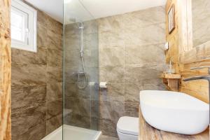 Gorgeous Town Centre Apt with Courtyard Garden