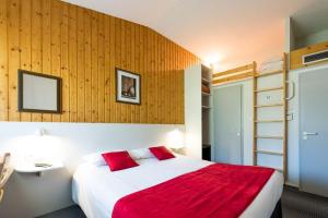 Hotels Fasthotel Thones :  Chambre Triple avec 1 Lit Double et 1 Lit Simple