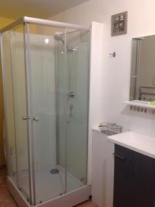 Lhabitation de lîlot entre mer et terre