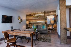 Vintage Block Inn & Suites