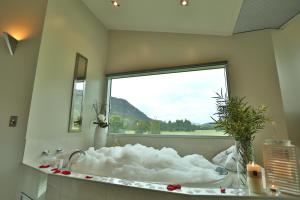 Ironstone Romantic Couples Retreat