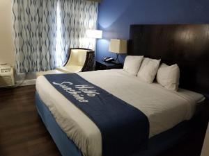 King Room - Smoking  room in Days Inn by Wyndham Thomson