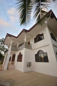 White Summerville Tourist Inn