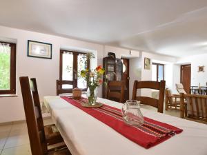 Maisons de vacances Peaceful Holiday Home in Yvias with Garden : photos des chambres