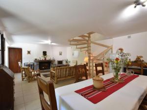 Maisons de vacances Peaceful Holiday Home in Yvias with Garden : photos des chambres