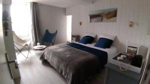 B&B / Chambres d'hotes La Charretterie : Chambre Familiale avec Salle de Bains Privative