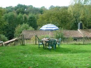 Maisons de vacances La Roche Gite at Les Glycines Gites with Pool,Games Field in a peaceful,rural setting : photos des chambres